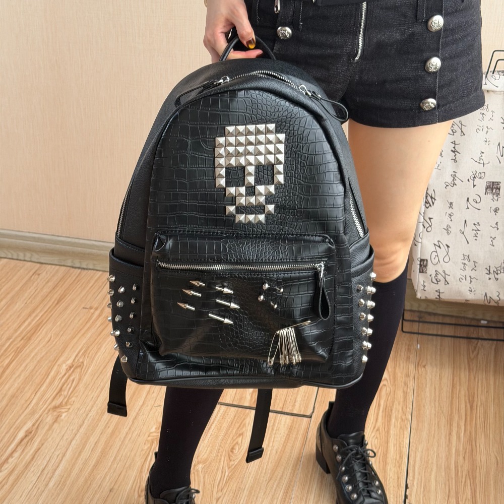 Women Bags With Laptop Compartment - กระเป๋าเป้สะพายหลังลายหนังจระเข้สีดำแบบดั้งเดิม ประดับหมุดรูปหัวกะโหลก แฟชั่นสตรีท สำหรับใส่คอมพิวเตอร์ เหมาะสำหรับผู้ชายและผู้หญิง